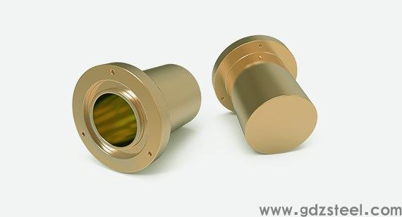 在车床上车削的圆柱形黄铜部件