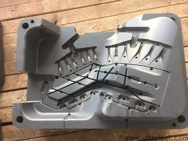 高耐磨热作模具钢