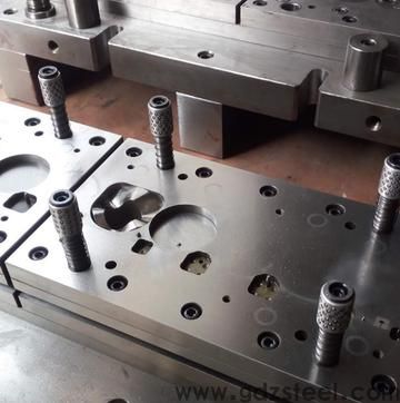 冲压铜时，模具选什么材料,主要是纯铜和黄铜，厚度0.5~30mm？